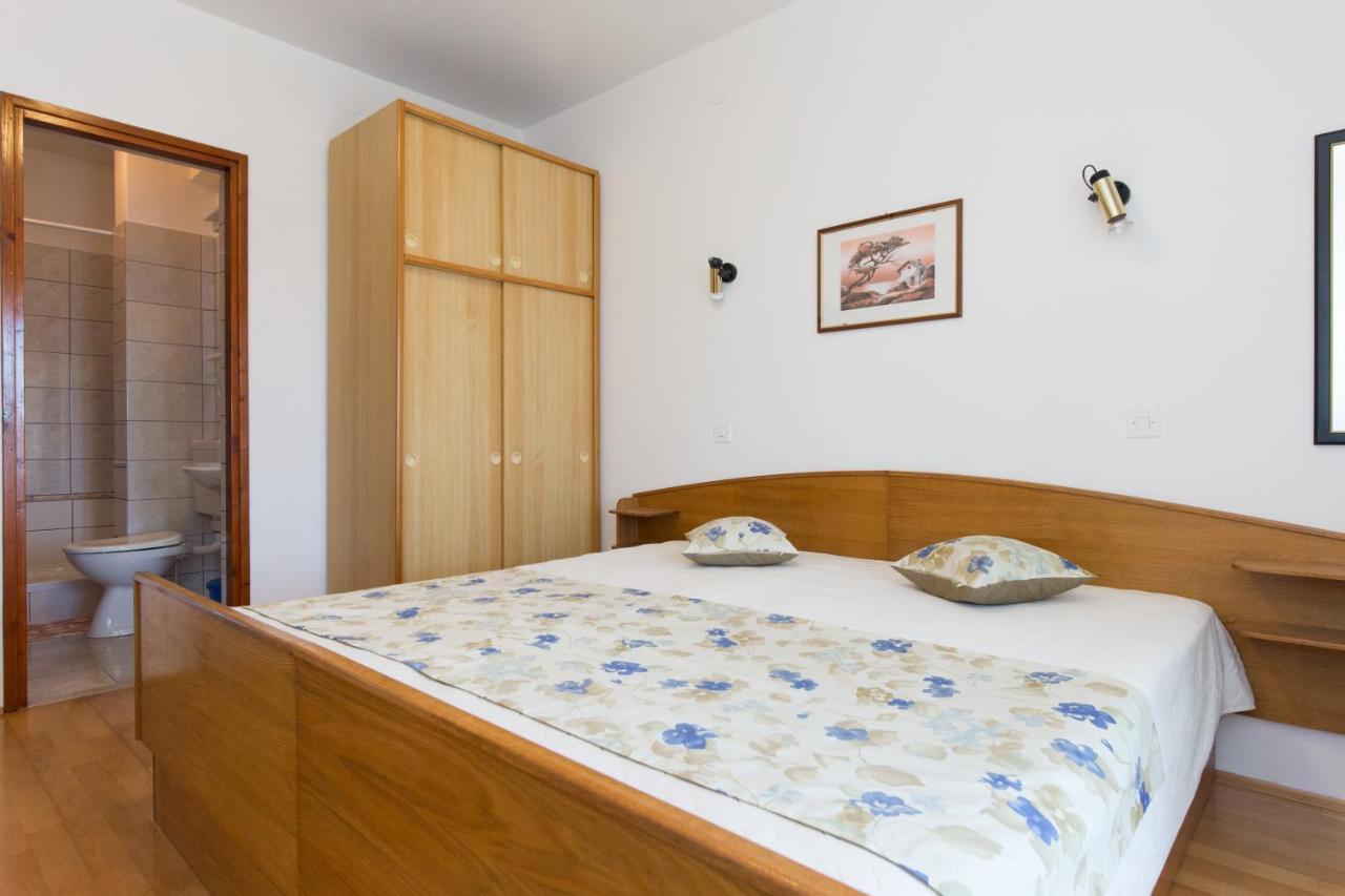 Apartment & Room Dinka, Krk Krk Town Eksteriør bilde