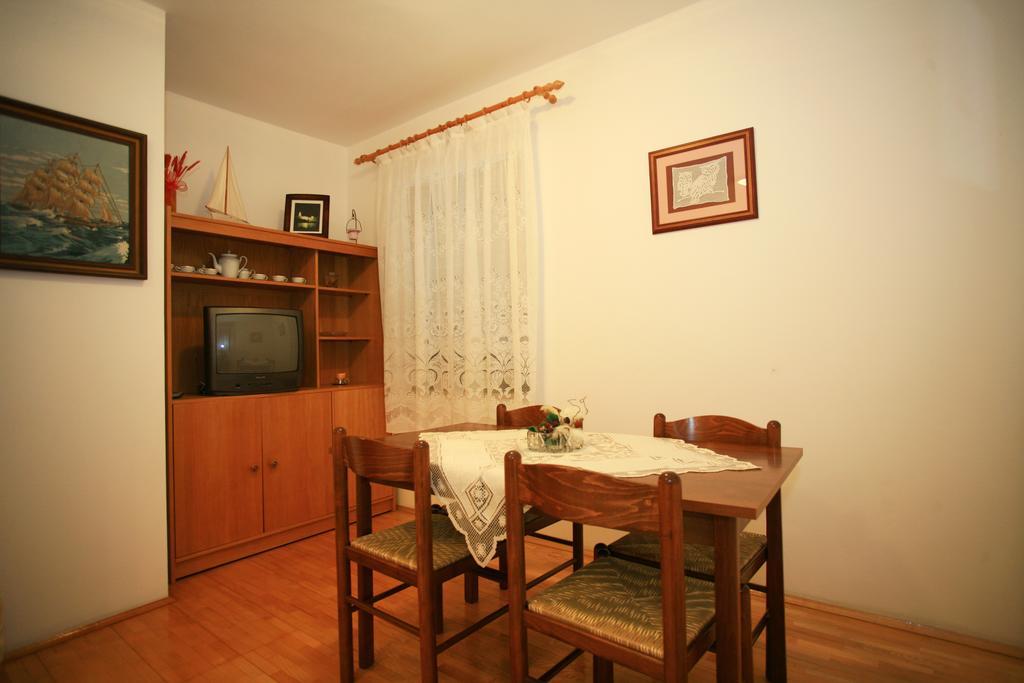 Apartment & Room Dinka, Krk Krk Town Eksteriør bilde